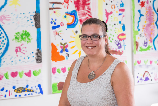 Kinder liegen ihr am Herzen: Denise Schiffrer-Barac in ihrem Büro vor einer Zeichnung ihrer Tochter.