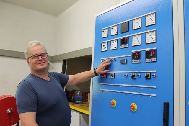Wilhelm Pospischil vor der neuen Schaltanlage
