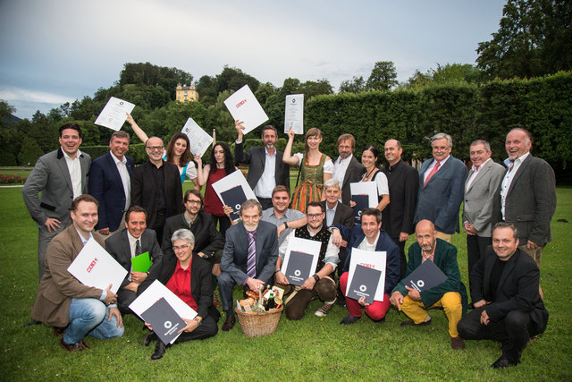 Die erfolgreichen Fotografen samt Ehrengästen nach der Diplomverleihung.