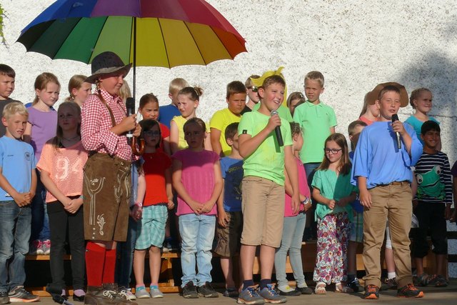 Beim Schulfest gab es eine Stunde lang Aufführungen.