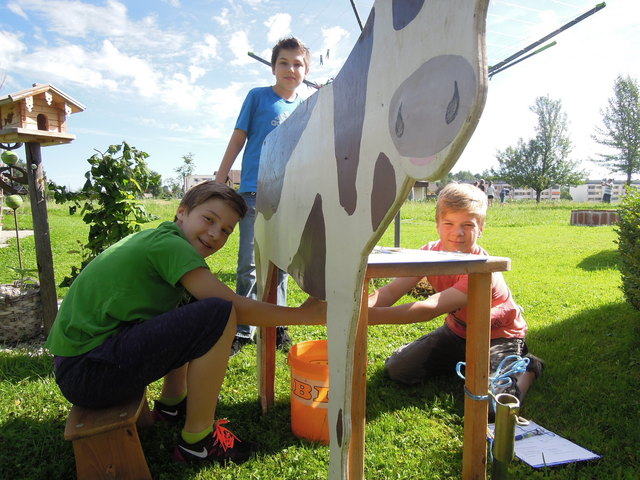 Samuel, Angelo und Jan beim Kuhmelken.