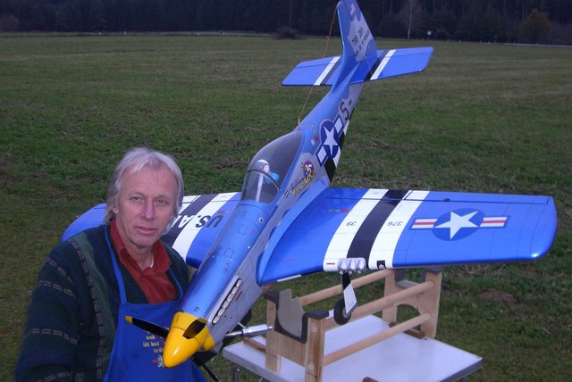 Bernhard Wagner mit seinem Modellflugzeug ist ebenfals Mitglied des Modellflugclubs Kappel-Althofen | Foto: KK