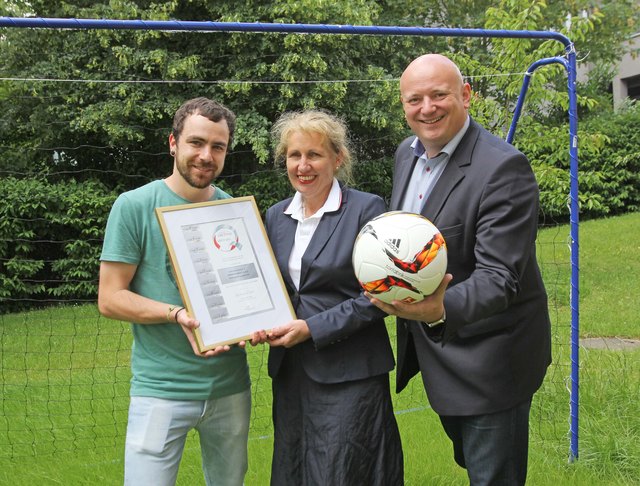 Offizielle Übergabe der neuen Fußballtore und Fußbälle an Martin Neubacher und Direktorin Edith Haberlik durch den Vorsitzenden des Elternvereins, Wolfgang Steiger (v. l.).