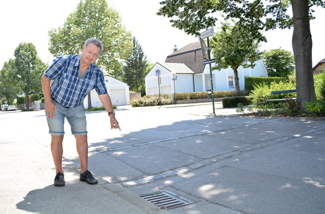 Frauentorgasse/Ecke Am Brücklgwendt: Absenkung und Kanaldeckel sind Viktor Korntheuer ein Dorn im Auge.