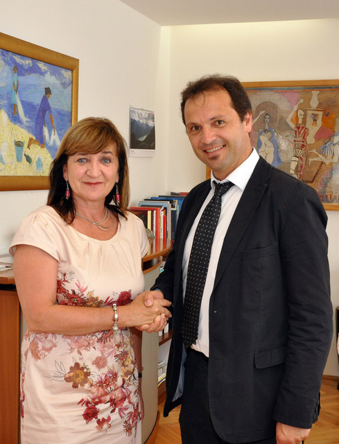 LRin Beate Palfrader dankt Musikschulinspektor Helmut Schmid für sein Engagement beim Zustandekommen des nun vom Landtag beschlossenen eigenen Dienstrechts für Landesmusikschul- und Konservatoriumslehrkräfte.