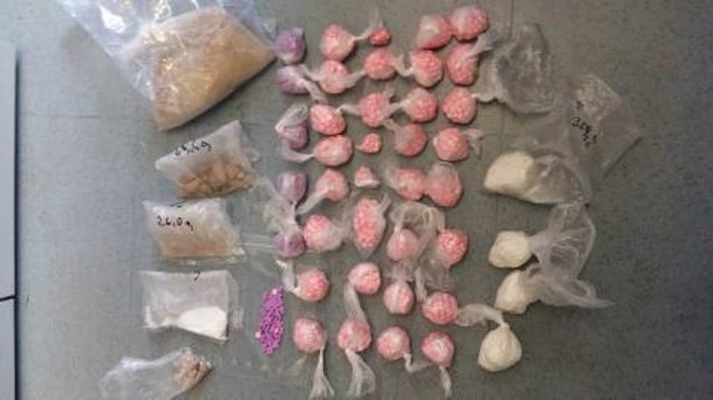 Ein Teil des Fundes der Polizei aus den beiden Wohnungen.