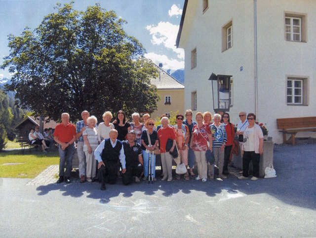 Die Senioren aus Sautens mit Obmann Alois Ennemoser (links vorne kniend) unternahmen einen Ausflug zur Kronburg. | Foto: SB Sautens