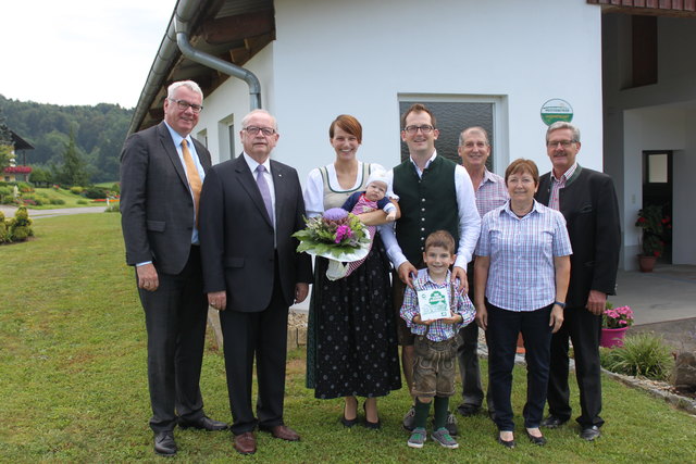 Die frischgebackenen Landwirtschaftsmeister Gerhard Lackner (4.v.r.) und Elisabeth Spath aus Krottendorf nahmen die Sicherheitsplakette der Bauern-Sozialversicherung in Empfang. Von links: Regionalbüroleiter Norbert Wanka, SVB-Vorsitzender Paul Fasching, Elisabeth Spath mit Sohn Gregor, Gerhard Lackner mit Sohn Jakob, Josef Lackner, Maria Lackner, Bgm. Helmut Sampt