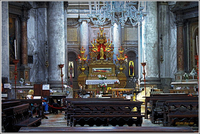 Im Hochaltar befindet sich der Sarkophag mit den sterblichen Überresten von Santa Lucia.