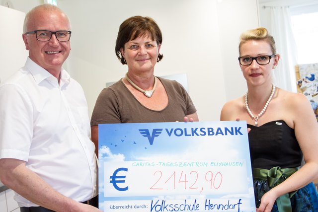 VS-Direktorin Sibylle Schmid (Mitte) hat den Scheck an Tageszentrums-Leiterin Sibylle Schmid und Caritas-Direktor Johannes Dines übergeben.