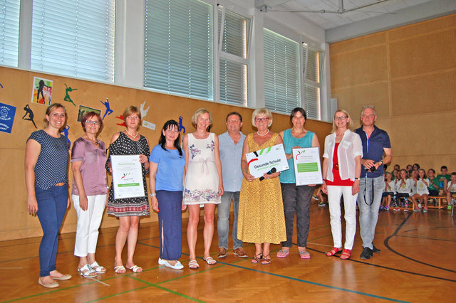 Die Lehrerinnen und Lehrer der Volksschule Bad Gams freuen sich über die Zertifizierung zur "Gesunden Schule", hier bei der Übergabe der neuen Schultafeln mit Inge Zelinka-Roitner und Freddy Maier von Styria vitalis.