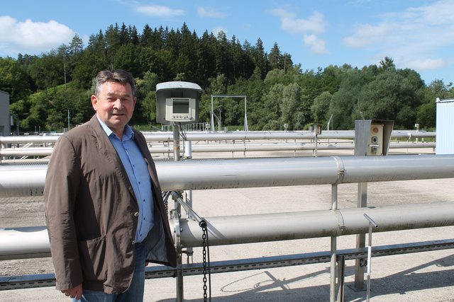 Richard Roithner auf einem der Becken der Kläranlage in Kohldorf: Sie ist das Zentrum des Abwasserverbandes