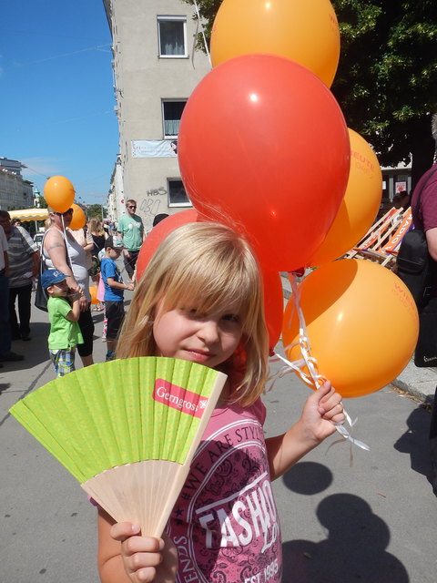 ein Kind zeigt welche Alternativen es gibt-Stoff Holz statt Plastik!