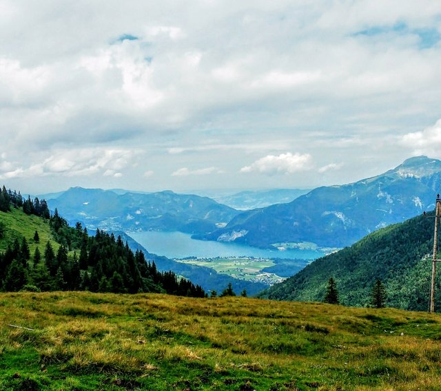 Schöne Aussicht auf den blauen See..