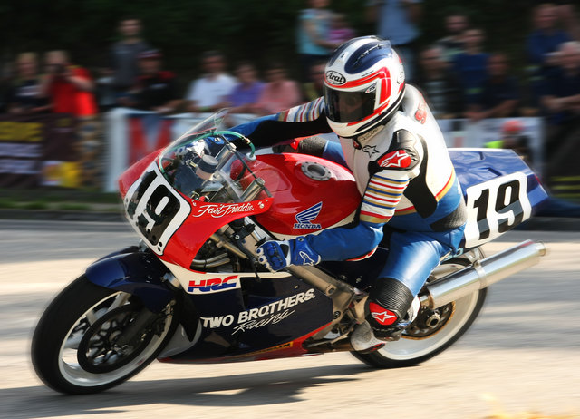 Der dreifache Weltmeister Freddie Spencer führt das hochkarätige Starterfeld beim Oldtimer Grand Prix an.