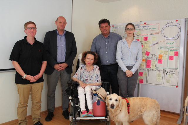 (v.l.): Monika Mück-Egg (Landesverband der Gehörlosen), Hannes Lichtner (GF ÖZIV Tirol), Christine Riegler (Selbstbestimmt Leben), Ernst Schöpf (Präs. Tiroler Gemeindeverband) und Cornelia Rosenkranz (Gebärdendolmetscherin, LV der Gehörlosen).