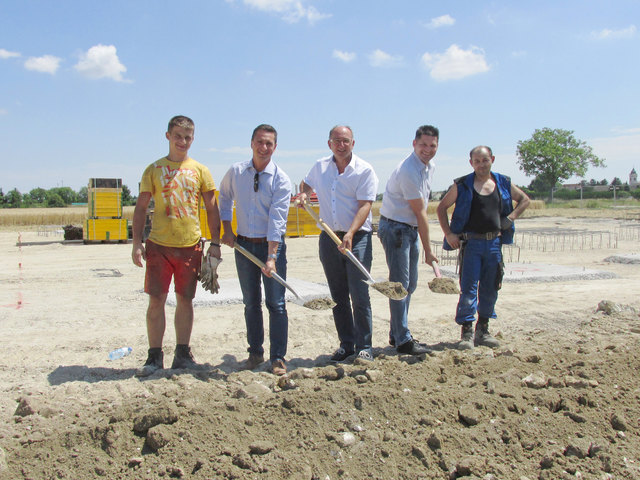 Robert Hergovich (2.v.l.), Viktor Hergovich (m.) und Andreas Rotpuller (2.v.r.) mit zwei Arbeitern auf der Baustelle des neuen SPAR-Markts in Trausdorf. 
Bildquelle: SPÖ Trausdorf / zVg | Foto: zVg