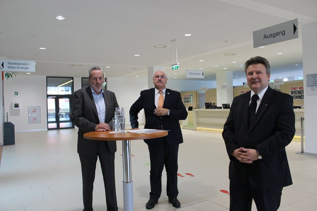 Favoritens BV-Stellvertreter Josef Kaindl, Wiener Wohnen Direktor Josef Neumayer und Wohnbau-Stadtrat Michael Ludwig.