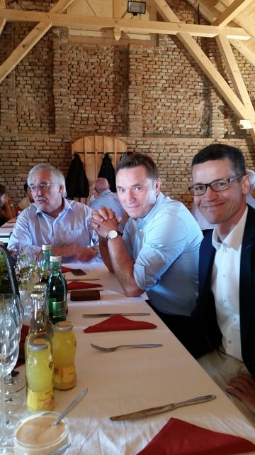 Der neue Rotary-Präsident David Reiter (rechts) beim sogenannten Übergabe-Meeting in der Stadler Tenne in Taufkirchen.