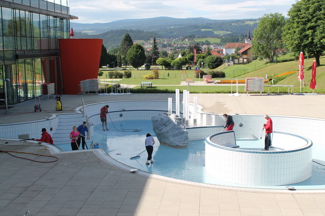 Einmal im Jahr werden die Thermalwasserbecken ausgelassen und generalüberholt.