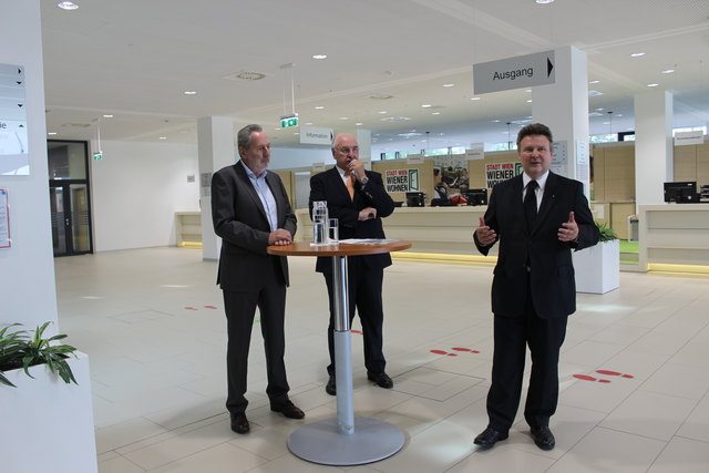 Favoritens BV-Stellvertreter Josef Kaindl, Wiener Wohnen Direktor Josef Neumayer und Wohnbau-Stadtrat Michael Ludwig.