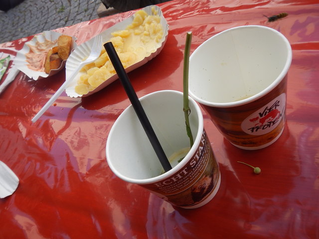 dicke Plastikstrohhalme,Plastikeinwegbesteck und extra verlangte Kaffeepapier statt Plastikeinwegbecher