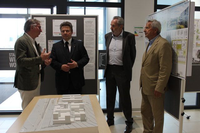 Die Architekten Herbert Pohl (l.) und Manfred Nehrer (r.) mit Favoritens Bezirksstellvertreter Josef Kaindl und Wohnbau-Stadtrat Michael Ludwig  vor dem Siegerprojekt.