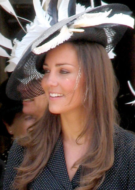 Kate Middletons Garderobe erstaunt immer wieder. Nun ist es unklar, von wem ihr weißes Spitzenkleid ist. | Foto: Nick Warner, CC BY 2.0