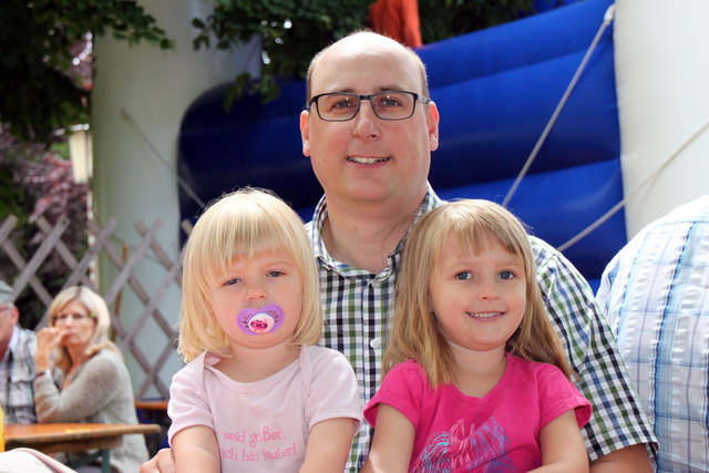 Papa Gerhard musste sich von der Bar lösen, um kurzfristig auf Magdalena und Julia aufzupassen.