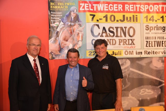 Von links: Ludwig Hoffmann (Präsident des Pferdesportverbandes), Reiter-Legende Hugo Simon und der engagierte Veranstalter hochkarätiger Reit- und Springturniere, Max Kaltenegger. Fotos: Pfister