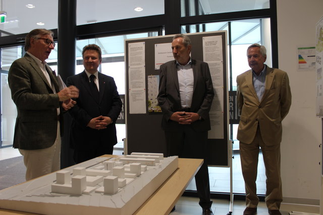 Die Architekten Herbert Pohl (l.)und Manfred Nehrer (r.)mit Favoritens Bezirksstellvertreter Josef Kaindl und Wohnbau-Stadtrat Michael Ludwig  vor dem Siegerprojekt.
