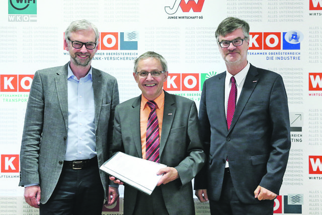 Wirtschafts-Landerat Michael Strugl, Gremialobmann der WKO, Johannes Jetschgo und Gremialgeschäftsführer Manfred Zöchbauer (v. l.) | Foto: Foto: Land OÖ/Liedl