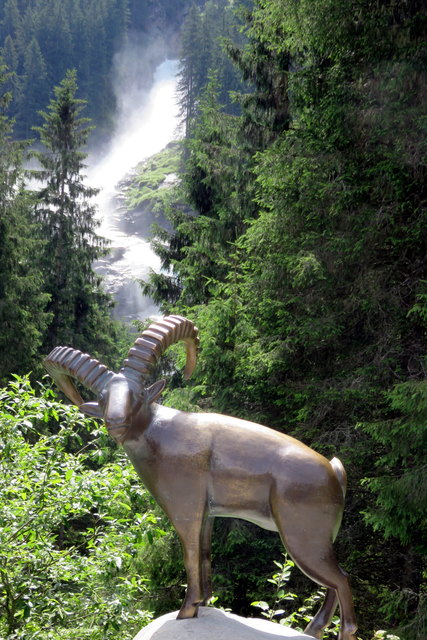 Direkt beim "Kürsinger Platz" neben der "Gesundheitsarena" auf 1070m Höhe beginnt der Krimmler Wasserfall Weg.