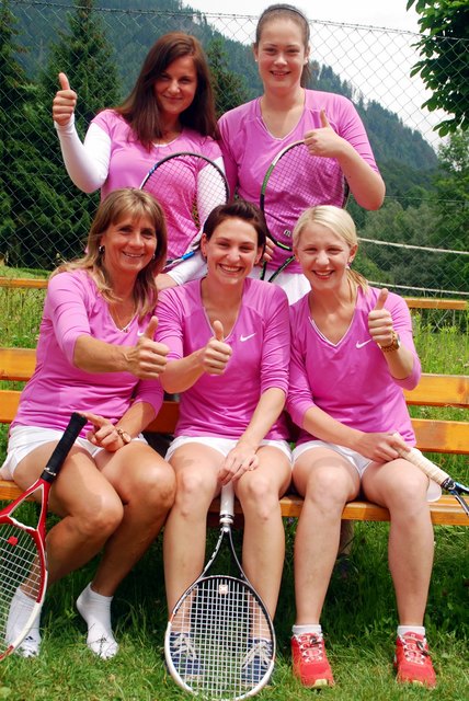 Die Stammmannschaft der erfolgreichen Damen des SV Schwarzach : Simona Andersone, Melanie Hettegger (stehend von li), Traudi Groiß, Vanessa Lürzer, Kathrin Kössner (sitzend von li)