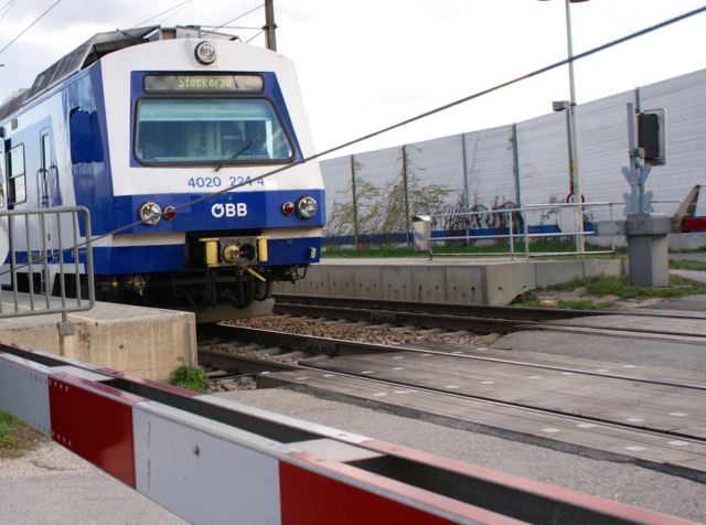 Geschlossener Bahnschranken heißt "STOPP" – sonst droht Lebensgefahr. (Symbolfoto)