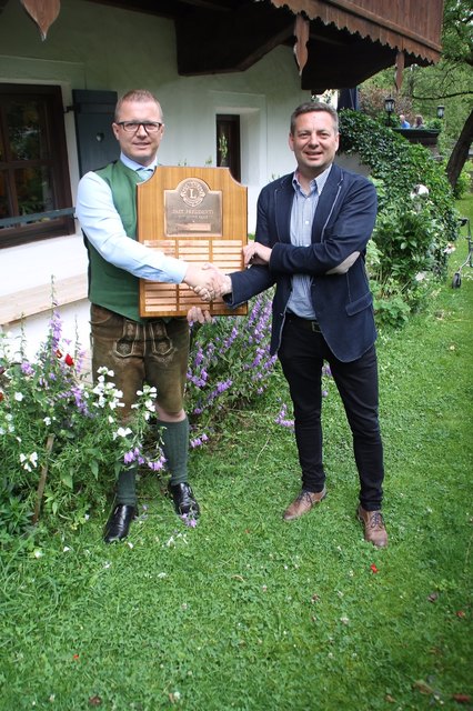 Christoph Gutfelder (links) übernahm das Amt des Lions-Club-Präsidenten von Kornel Grundner. | Foto: Lions Club Saalfelden