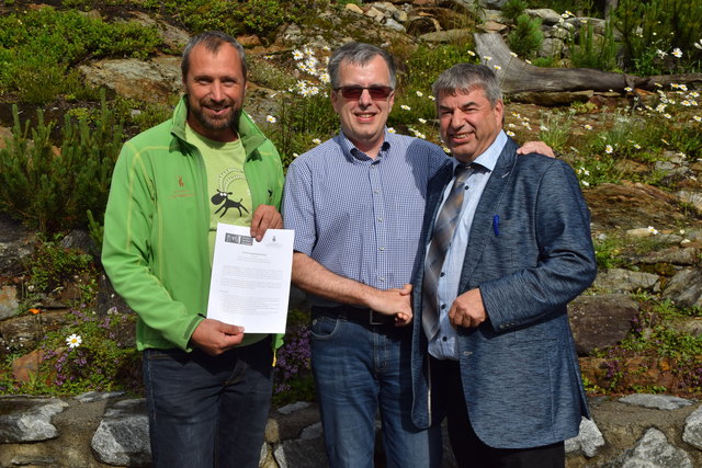 Forschungskooperation – Schmetterlingsdorf Fließ: DI Dr. Ernst Partl (GF, Naturpark Kaunergrat), Dr. Peter Huemer (Tiroler Landesmuseen) und Bgm. Hans-Peter Bock.