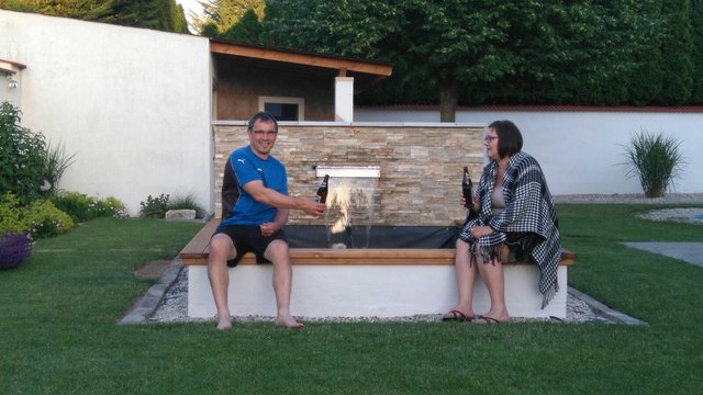 Nach getaner Arbeit ein Bierchen an unserem neuen selbstgebauten Koiteich genießen