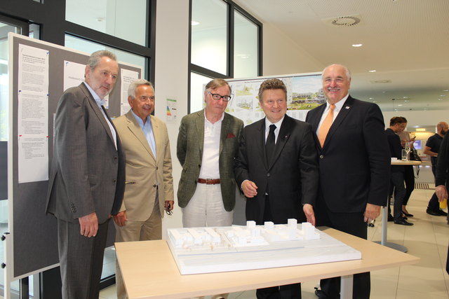 Favoritens Bezirksstellvertreter Josef Kaindl, die Architekten Manfred Nehrer und Herbert Pohl, Wohnbaustadtrat Michael Ludwig und Josef Neumayer, Wiener Wohnen Direktor vor dem Siegerprojekt (v.l.n.r.).