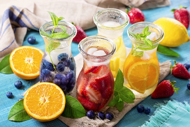 Selbst gemachte Säfte und Tees sind gesunde Durstlöscher. | Foto: Elena Schweitzer/Fotolia.com