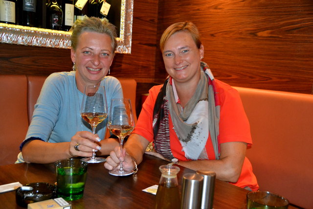 Haarkünstlerin Doris Falk und Weinberaterin Sonja Weninger genossen den Abend in der Piccola Italia.