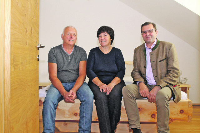 Johann und Elfriede Mayrhofer starten mit Urlaub am Bauernhof durch. Zum Probesitzen in die neuen Ferienwohnungen kam auch Bezirksbauernkammer-Obmann und LAbg. Georg Ecker (r.).