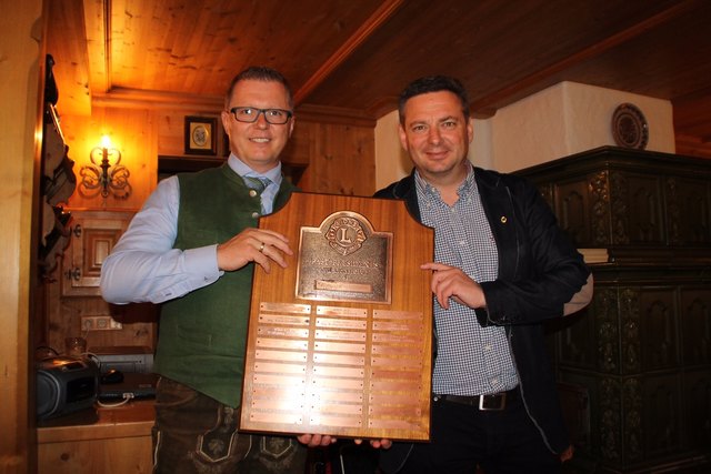 Christoph Gutfelder (links) übernahm das Amt des Lions-Club-Präsidenten von Kornel Grundner.