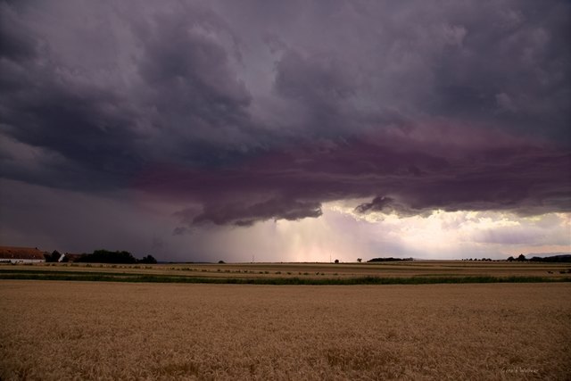 Tiefdunkle Wolken hingen über Teile des Bezirks und brachten ein schweres Hagelunwetter mit