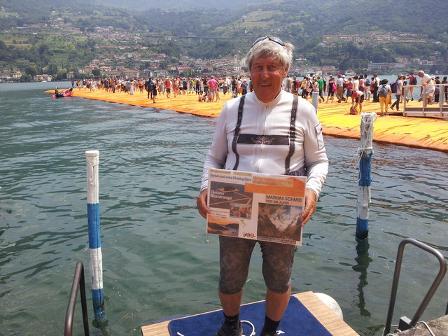 Der Ischgler Alt-Bgm. Erwin Cimarolli mit seinem Motto "Natur und Kunst" am Iseosee. | Foto: Cimarolli