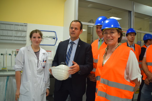 Lehrling Claudia Raidl mit Agrana Werksleiter Josef Eisenschenk, IV-Chef Thomas Salzer und WK-Präsidentin Sonja Zwazl. | Foto: Zeiler