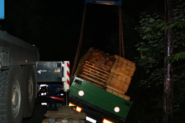 Ein Holztransporter drohte abzurutschen, er wurde von der FF Maria Lankowitz geborgen