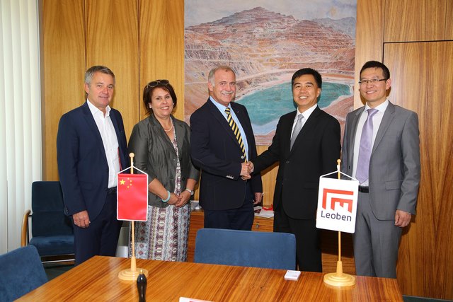 Der chinesische Botschafter Bin Zhao (2. v.re.) sprach mit Vizebürgermeister Maximilian Jäger, Susanne Leitner-Böchzelt und Gerhard Samberger über engere Beziehungen zwischen Leoben und China.