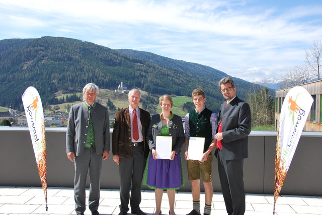 Dir. Peter Rotschopf (LSF Tamsweg), Karl Stöckl (GL Raiffeisenbank Tamsweg), die Rostock-Preisträger Eva Hirscher und Michael Panzer und der Landesschulinspektor für das landwirtschaftliche Bildungswesen, Christoph Faistauer.