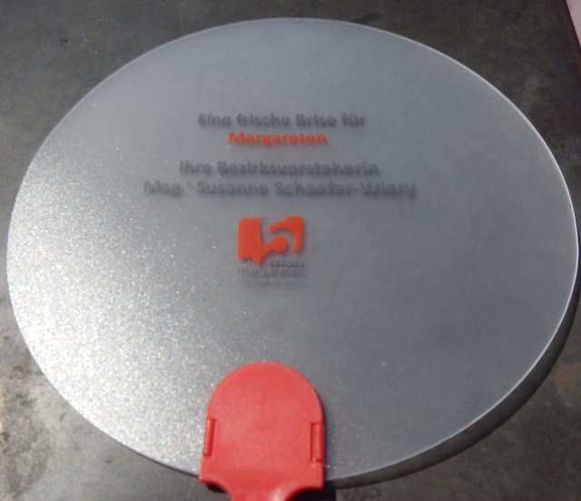 Der Plastikfächer giveaway von Bezirksvorsteherin von Margareten Mag.Susanne Schaefer-Wiery